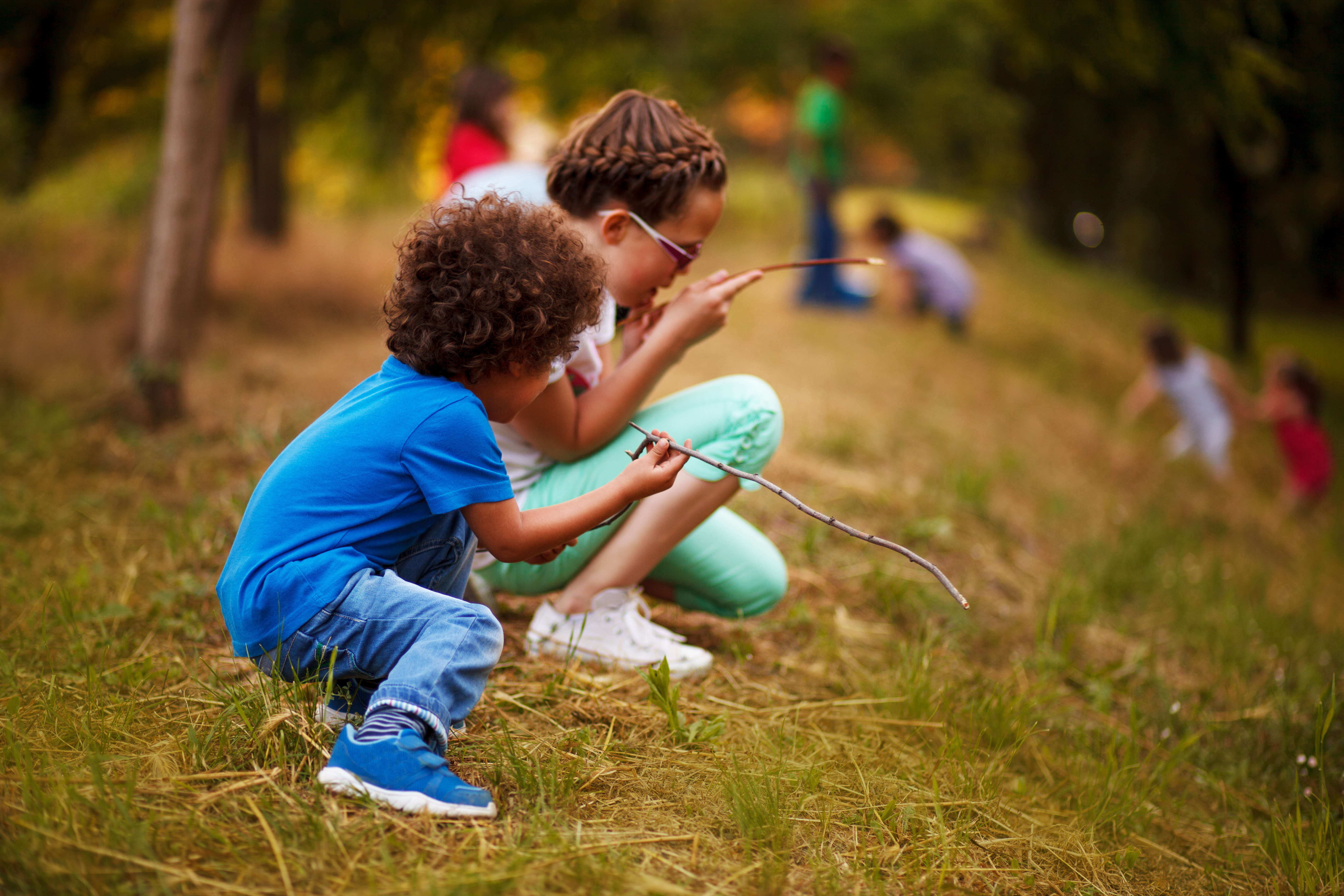 Ребенок и природа цель. Kids playing outside. Playing against nature. Дети играют в кустах.